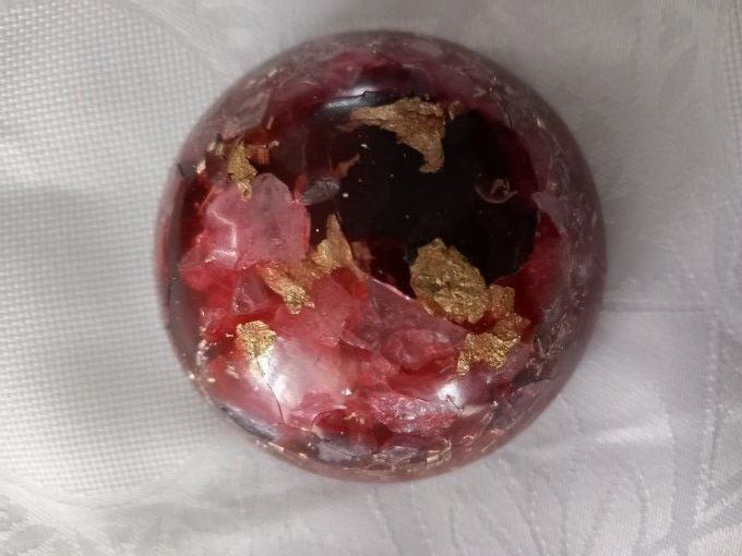 Dôme Orgonite Rouge avec des Feuilles d'Or 